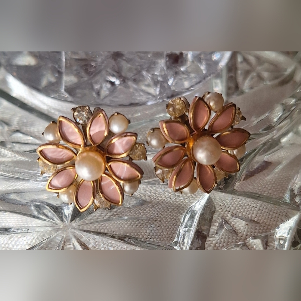 VTG Enamel Flower Screwback Earrings Pink Daisy Pearl Rhinestone Gold FABULOUS! - Picture 1 of 6